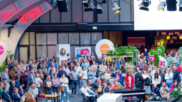 Zaal met podium Avansdag