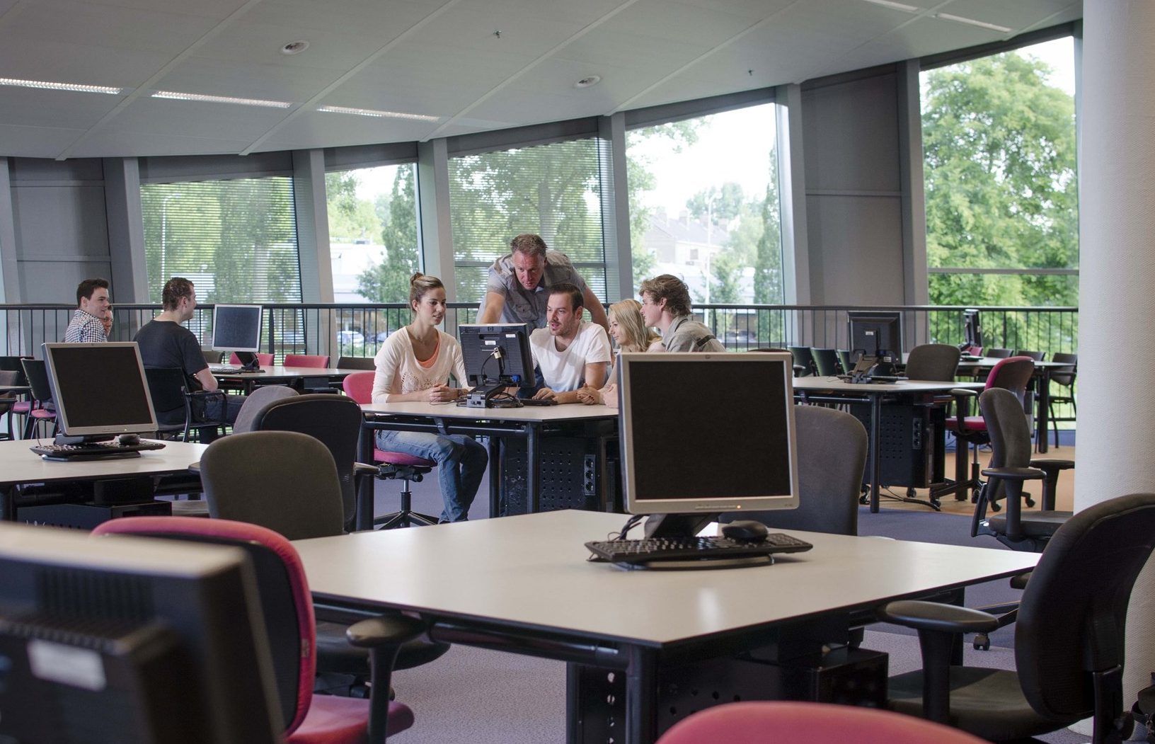 Docent met studenten